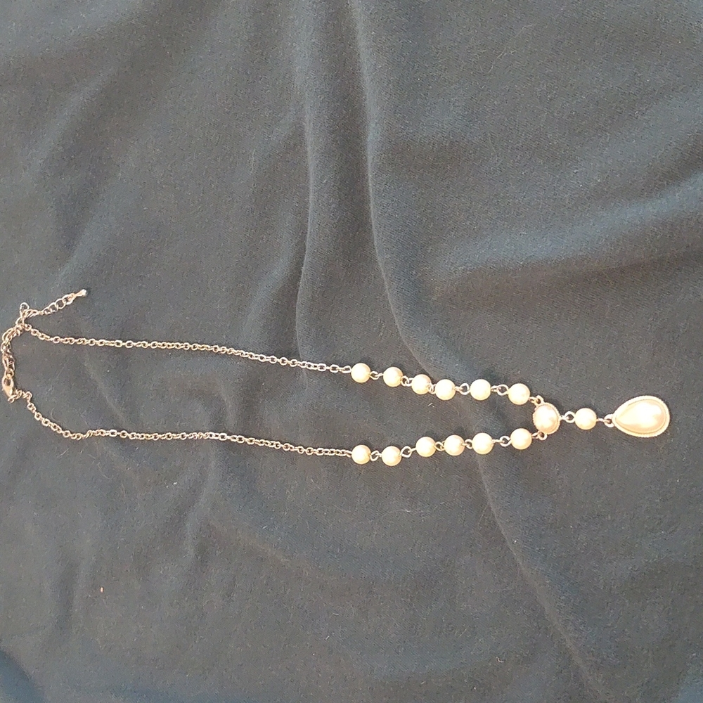 Necklace Pearl beads om silvertone chain